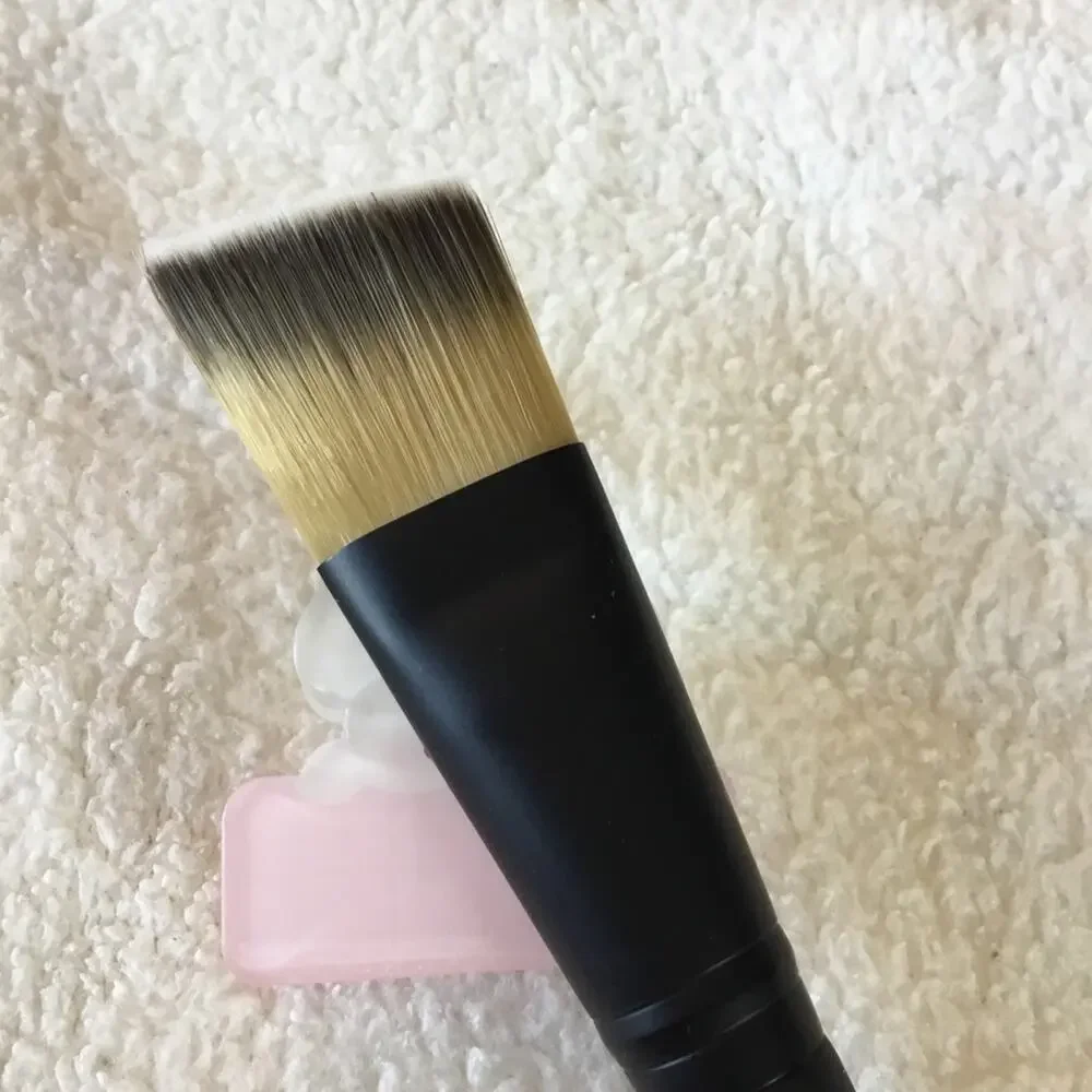 Le Métier de Beauté Flat Angled Foundation Brush
